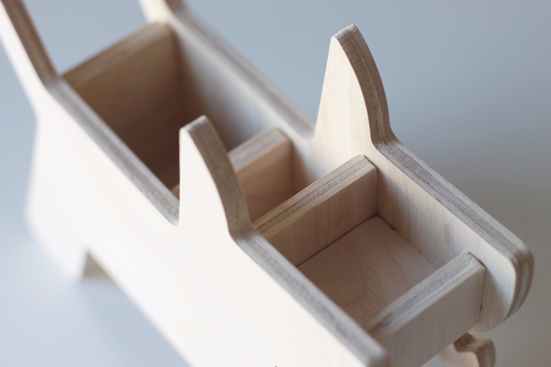 为KARV设计的木制狗形储物盒