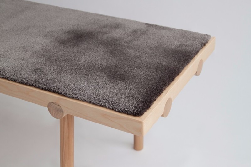 木质长凳带地毯表面