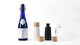 日本雪松清酒瓶和酒杯