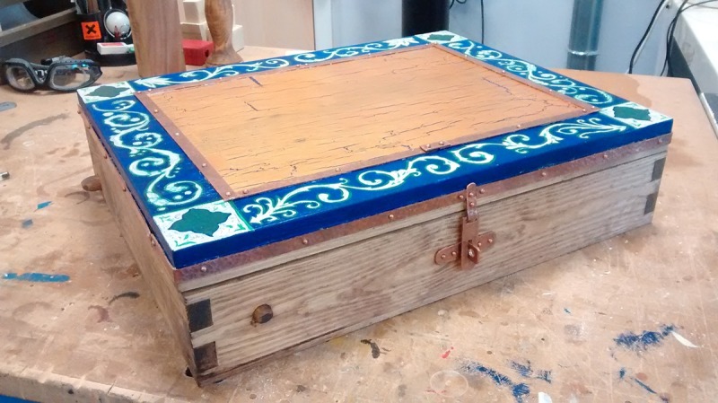 彩绘木盒