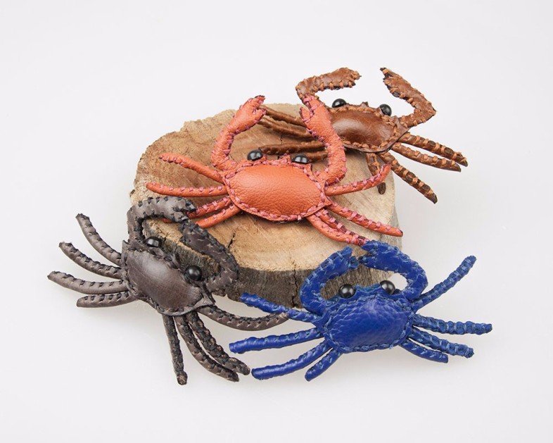 皮革螃蟹胸针-设计案例_彩虹设计网